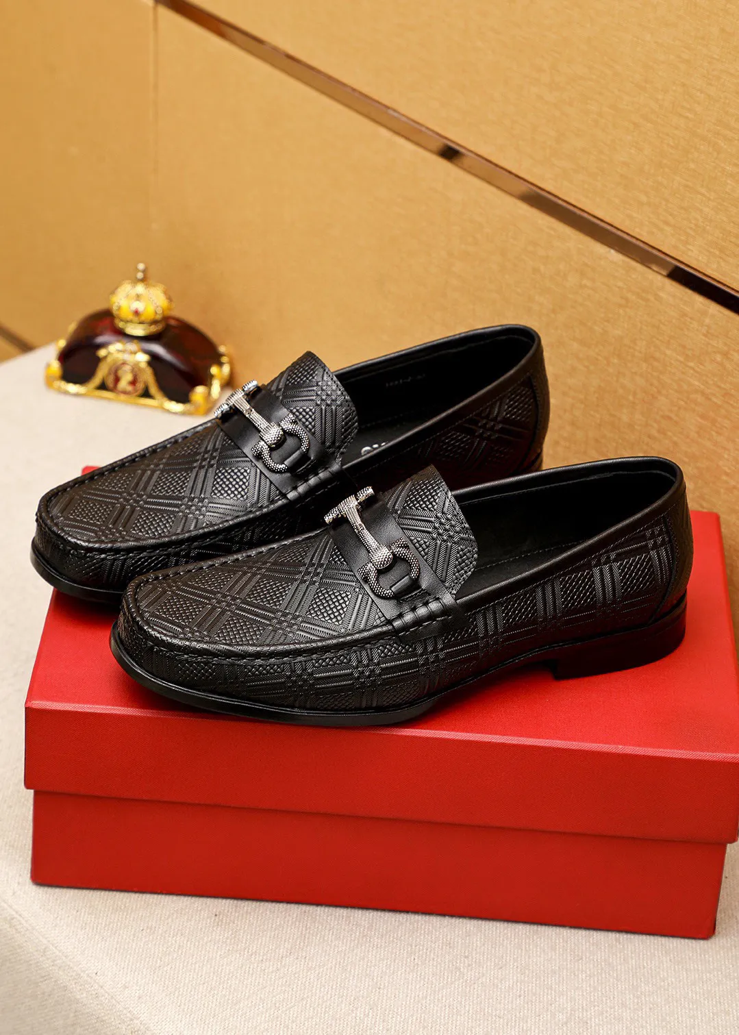 Men's shoes 💰460 💐 Product trademark: Ferragamo "Ferragamo" casual leather shoes Regular size: 38-44 (45.46🉑️customized) Product materials: Selected imported first-layer calfskin embossed upper + luxury hardware buckle, imported water-dyed cow leather lining. Strong three-dimensional visual effect, original rubber outsole Color: 1⃣️color optional